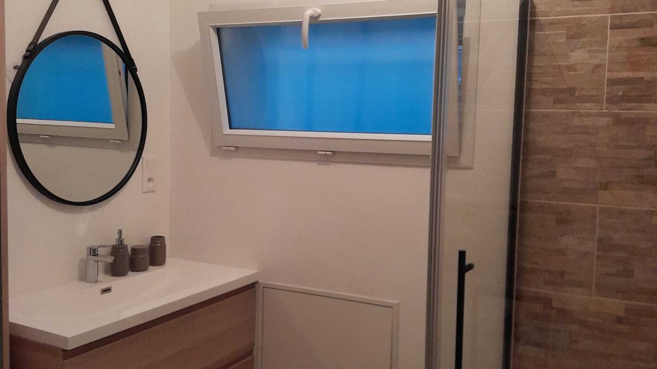 Photo of Bathroom in Pin - Vert Galant