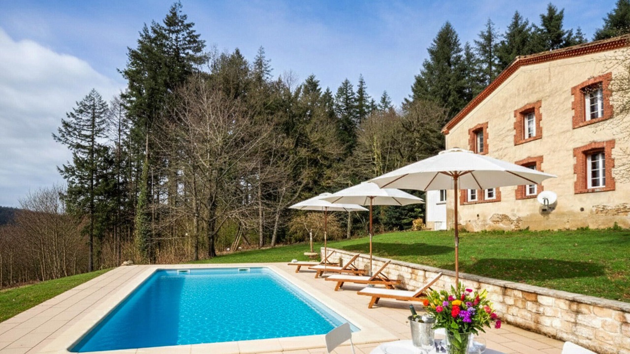 Photo of Outdoor in Saint-Amans-Valtoret
