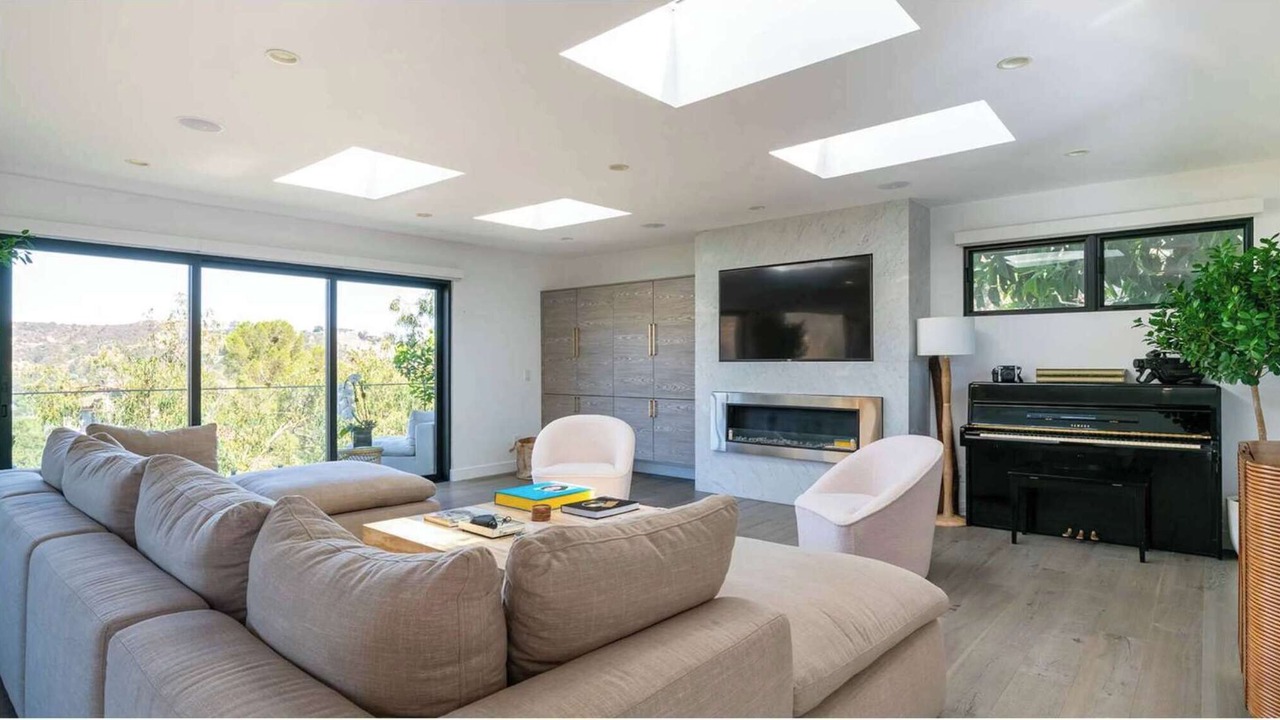 Photo of Livingroom in Hollywood Hills West