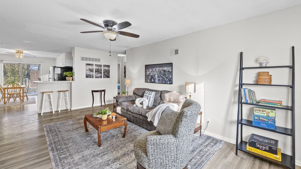 Photo of Livingroom in West Plaza