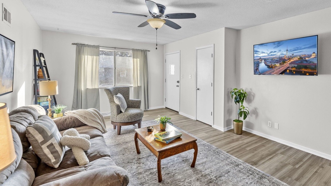 Photo of Livingroom in West Plaza