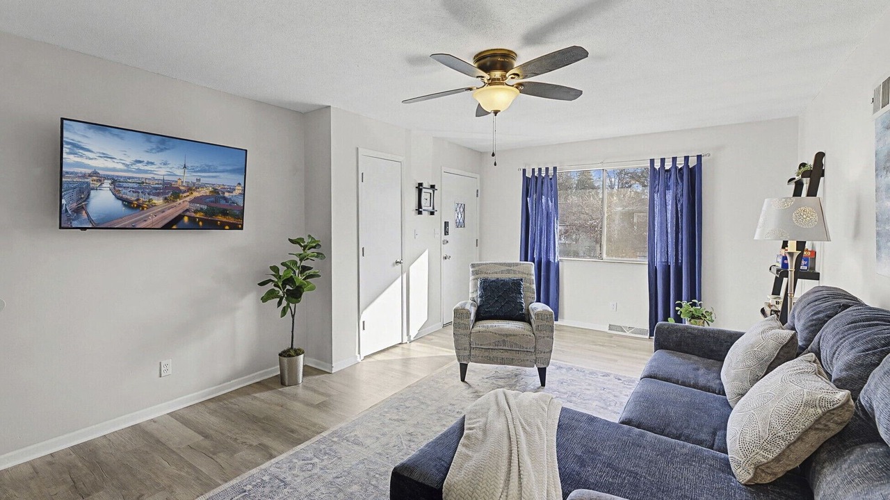 Photo of Livingroom in West Plaza