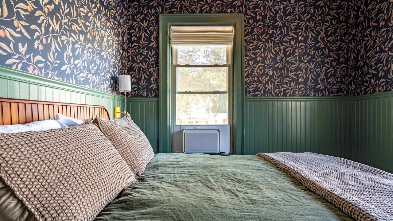 Photo of Bedroom in Roxbury