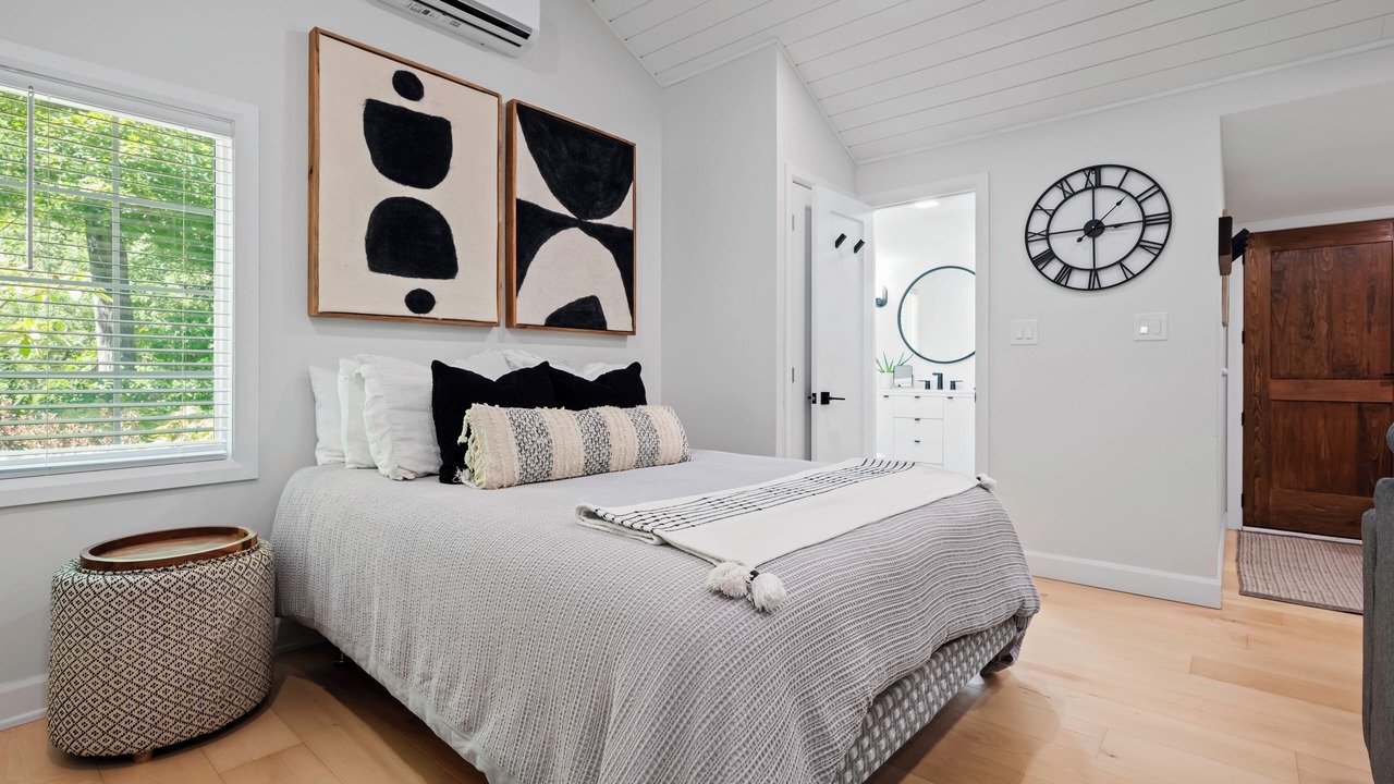 Photo of Bedroom in Mono