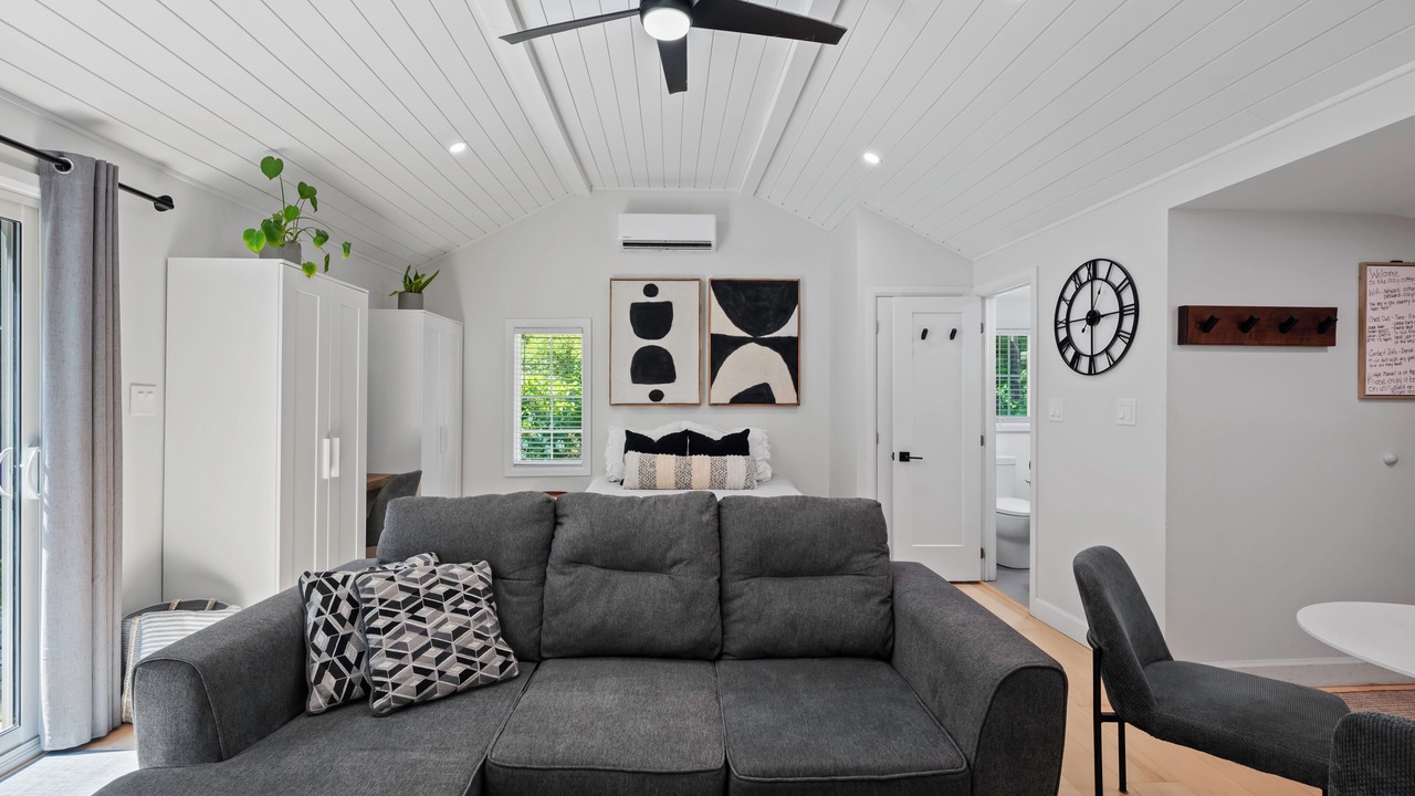 Photo of Livingroom in Mono
