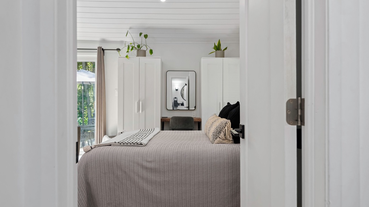 Photo of Bedroom in Mono
