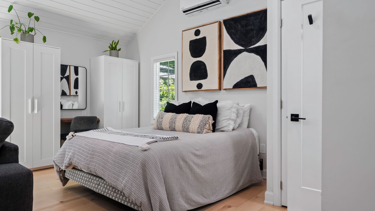 Photo of Bedroom in Mono