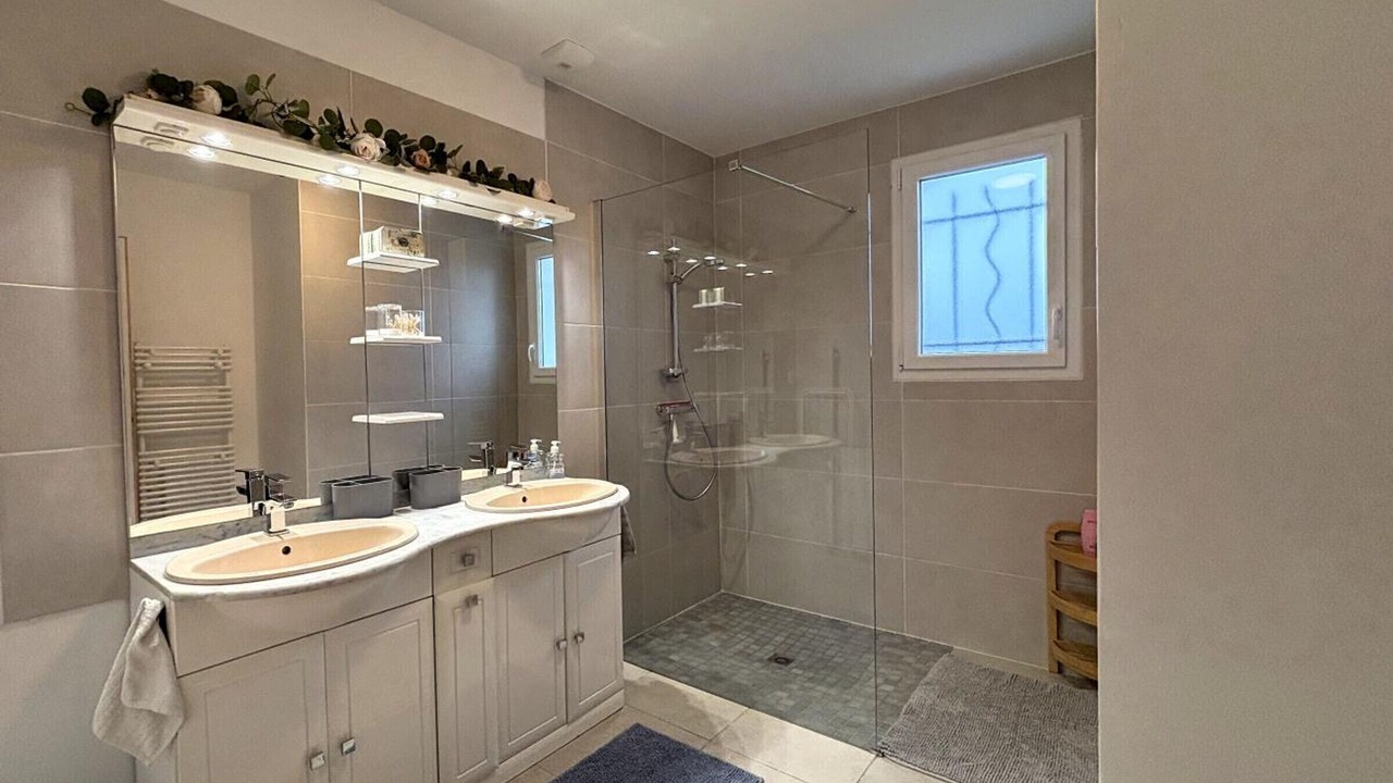 Photo of Bathroom in Cusset