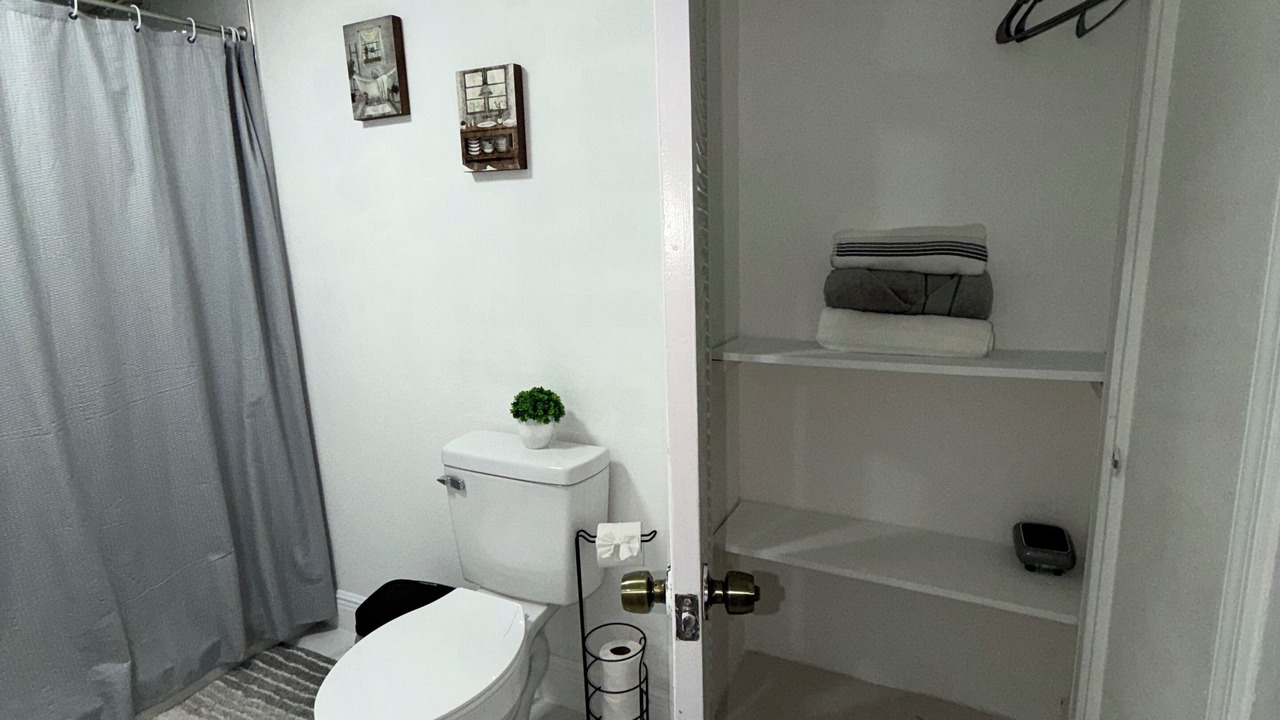 Photo of Bathroom in Pinecrest West Park
