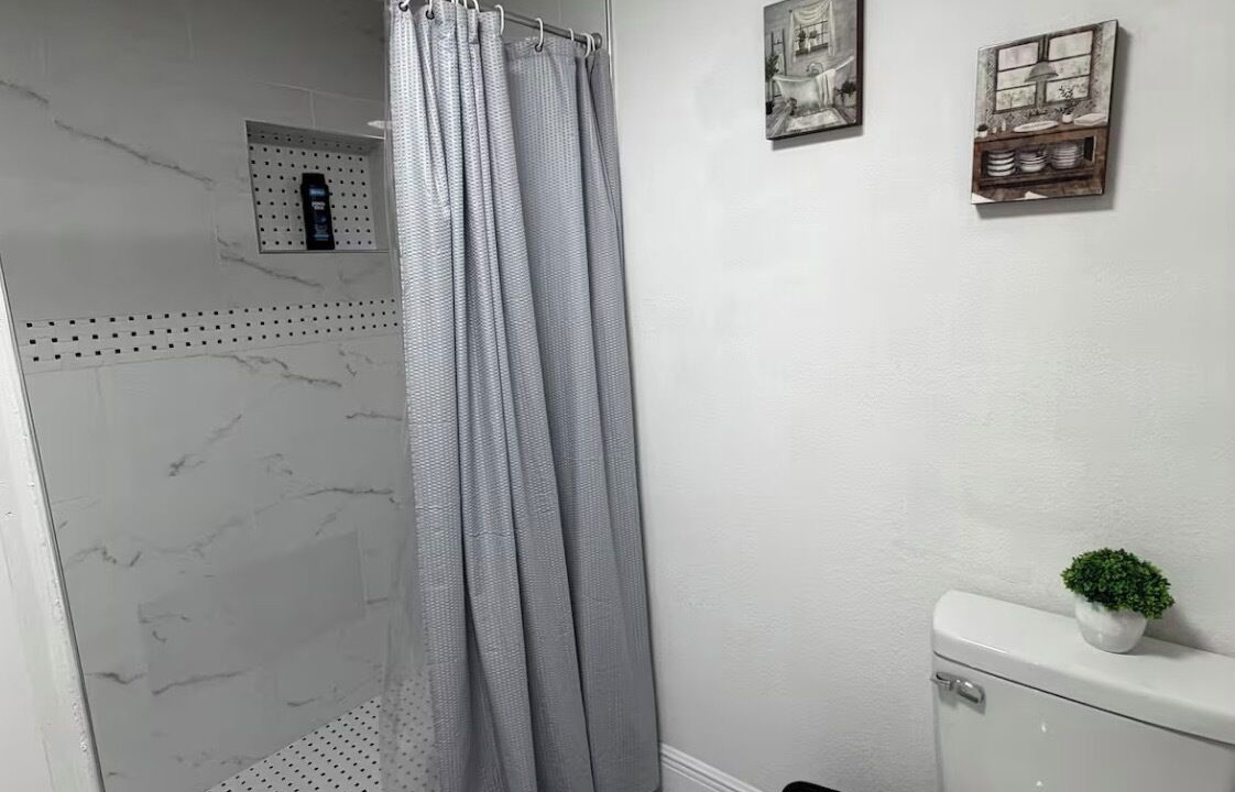 Photo of Bathroom in Pinecrest West Park
