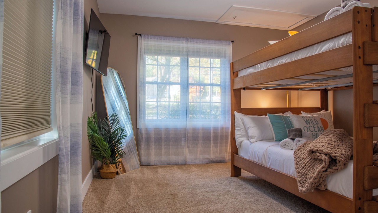 Photo of Bedroom in Lake Shore
