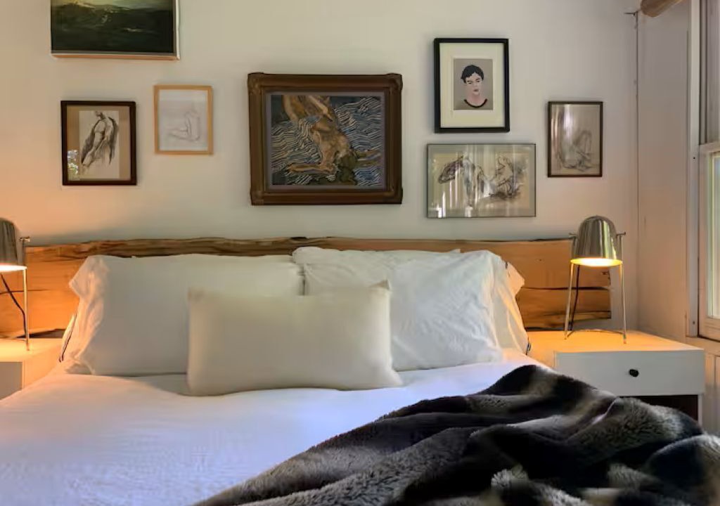 Photo of Bedroom in Hollowville