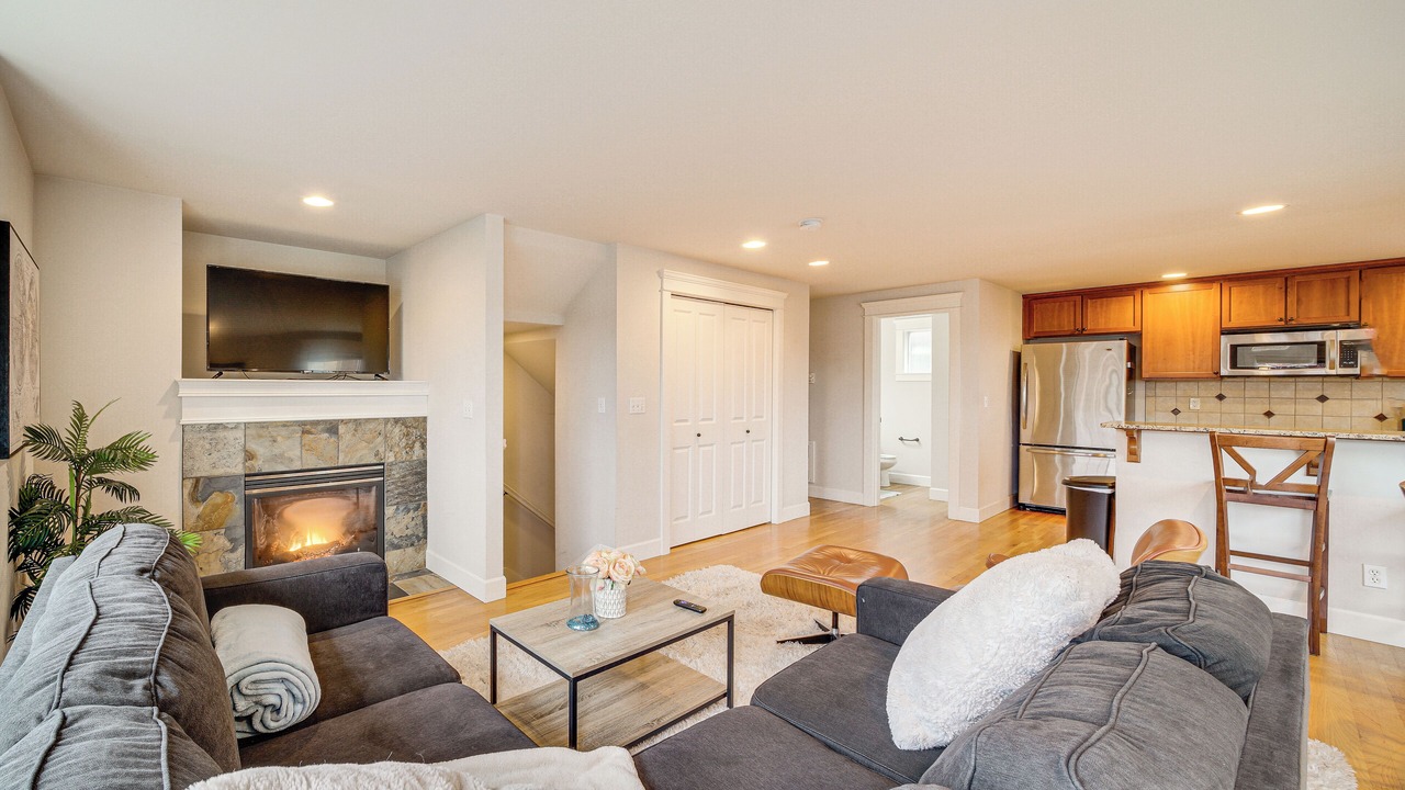 Photo of Livingroom in Eastlake