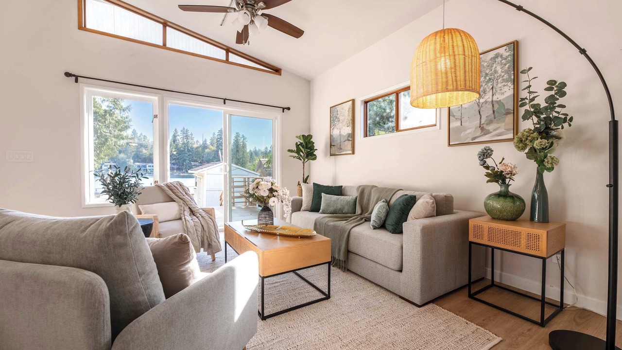 Photo of Livingroom in Maple Heights-Lake Desire