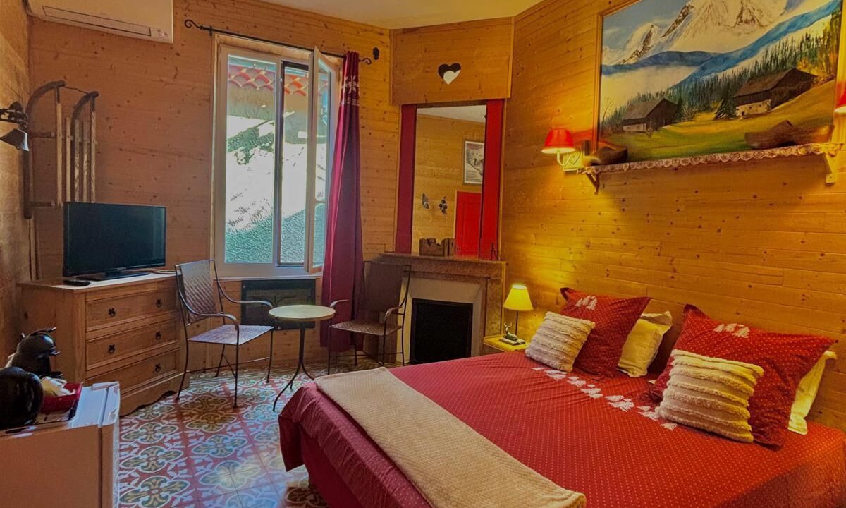 Photo of Bedroom in Saint-Saturnin-de-Lucian