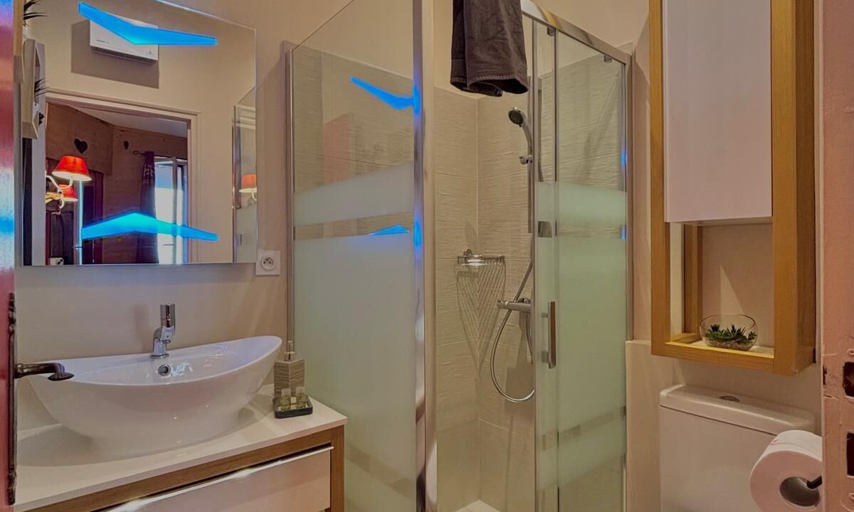 Photo of Bathroom in Saint-Saturnin-de-Lucian