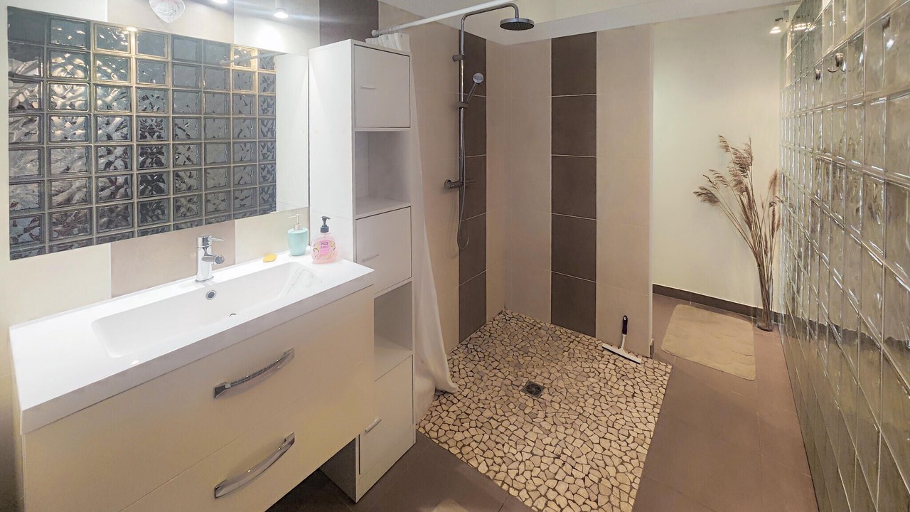 Photo of Bathroom in Causses-et-Veyran