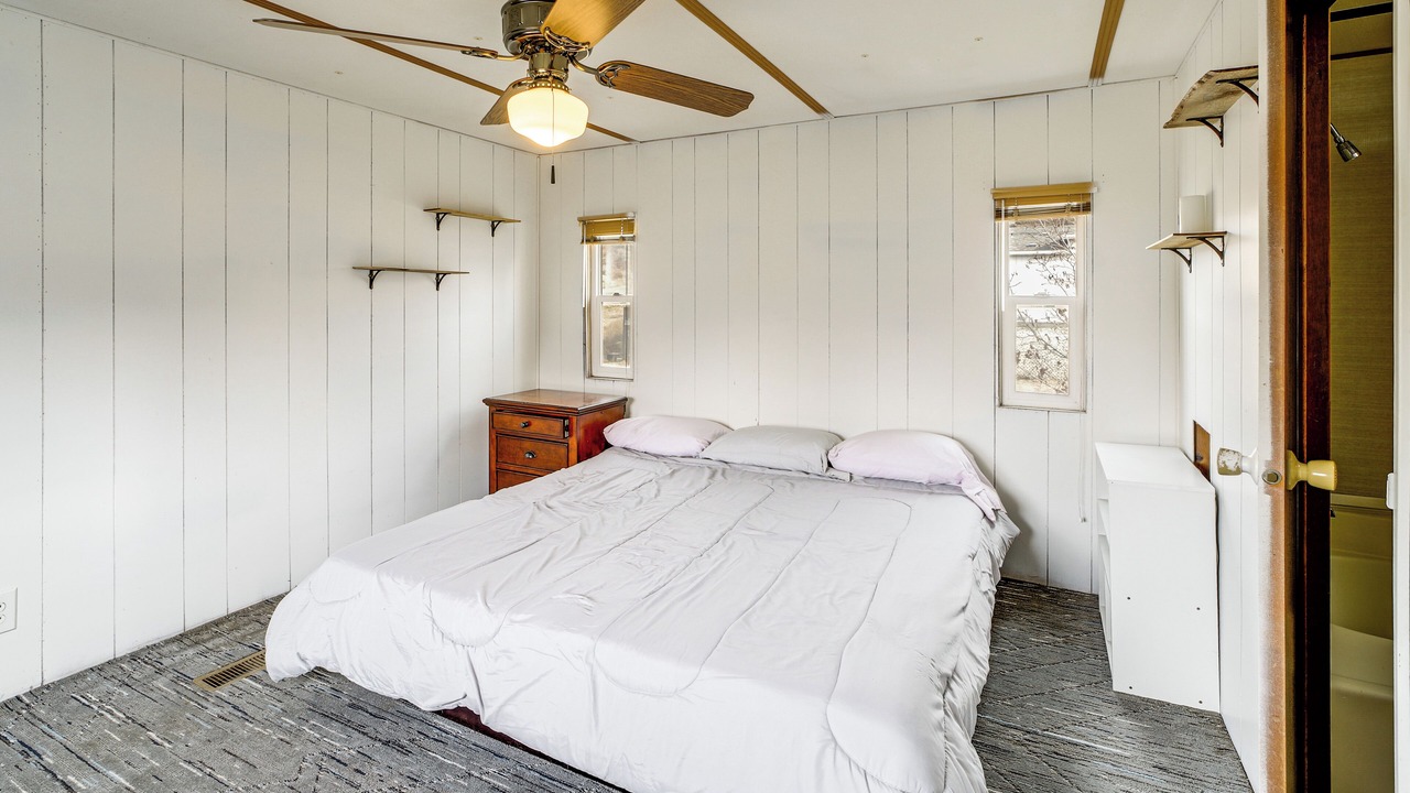 Photo of Bedroom in Monitor