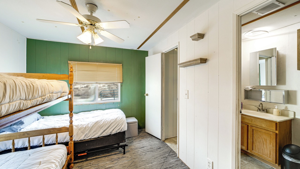 Photo of Bedroom in Monitor