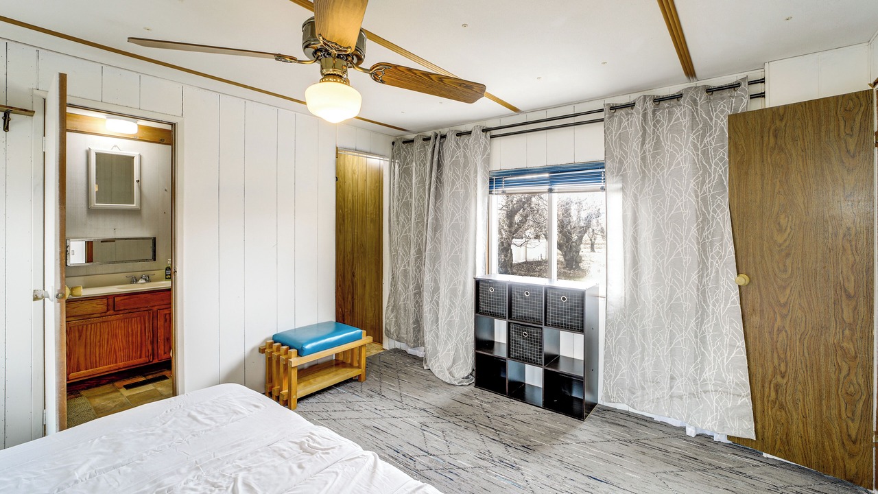 Photo of Bedroom in Monitor
