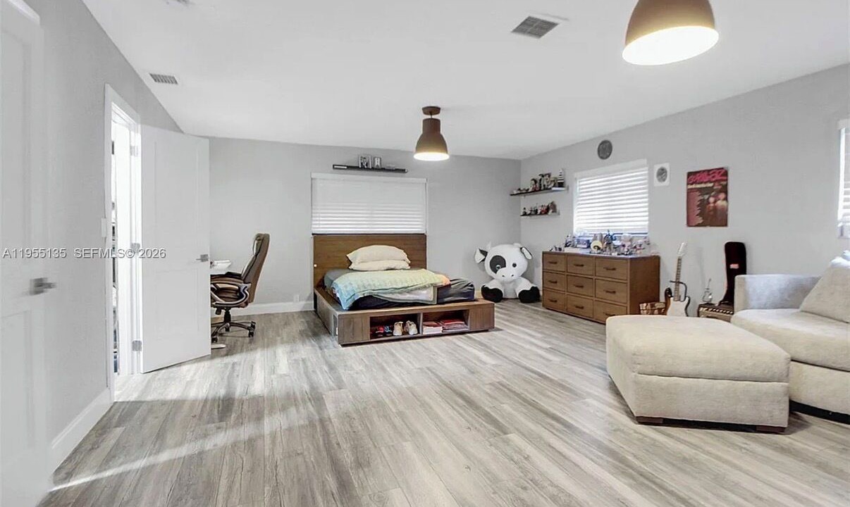 Photo of Bedroom in Ludlam