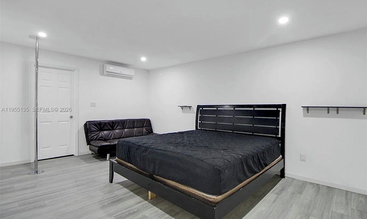 Photo of Bedroom in Ludlam