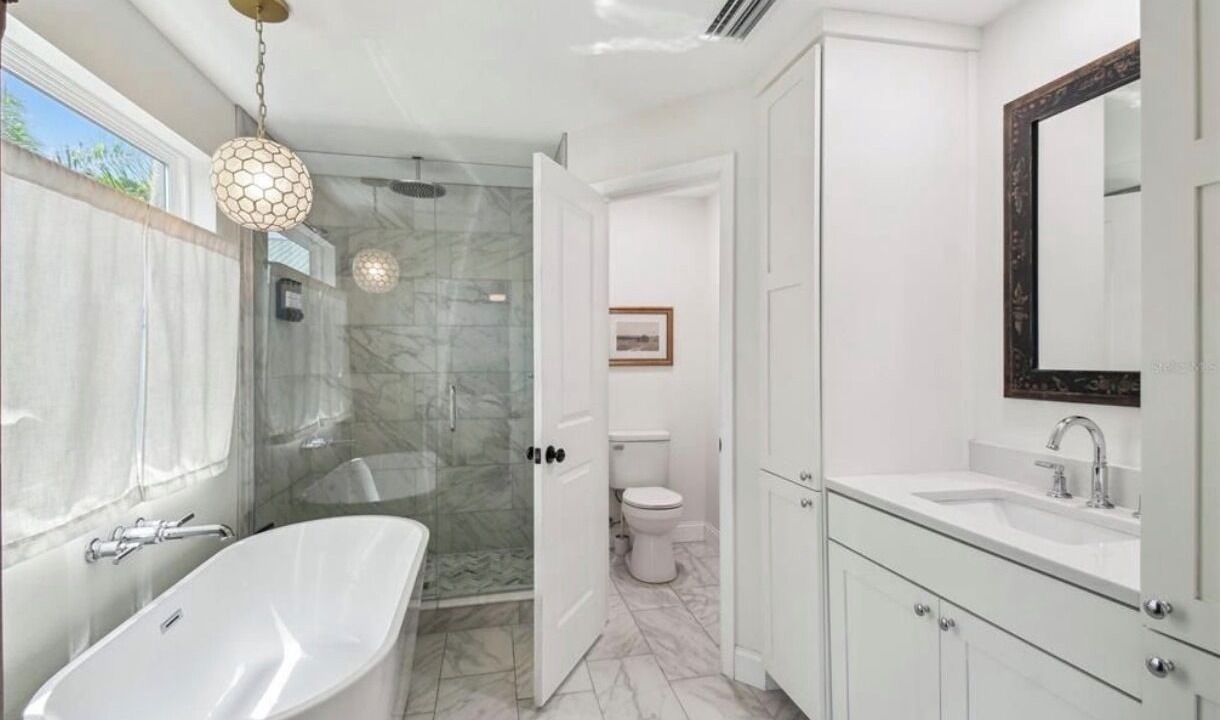 Photo of Bathroom in Weeki Wachee Gardens