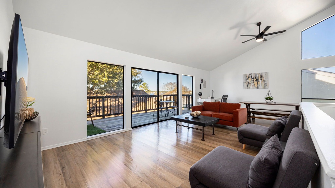 Photo of Livingroom in April Sound