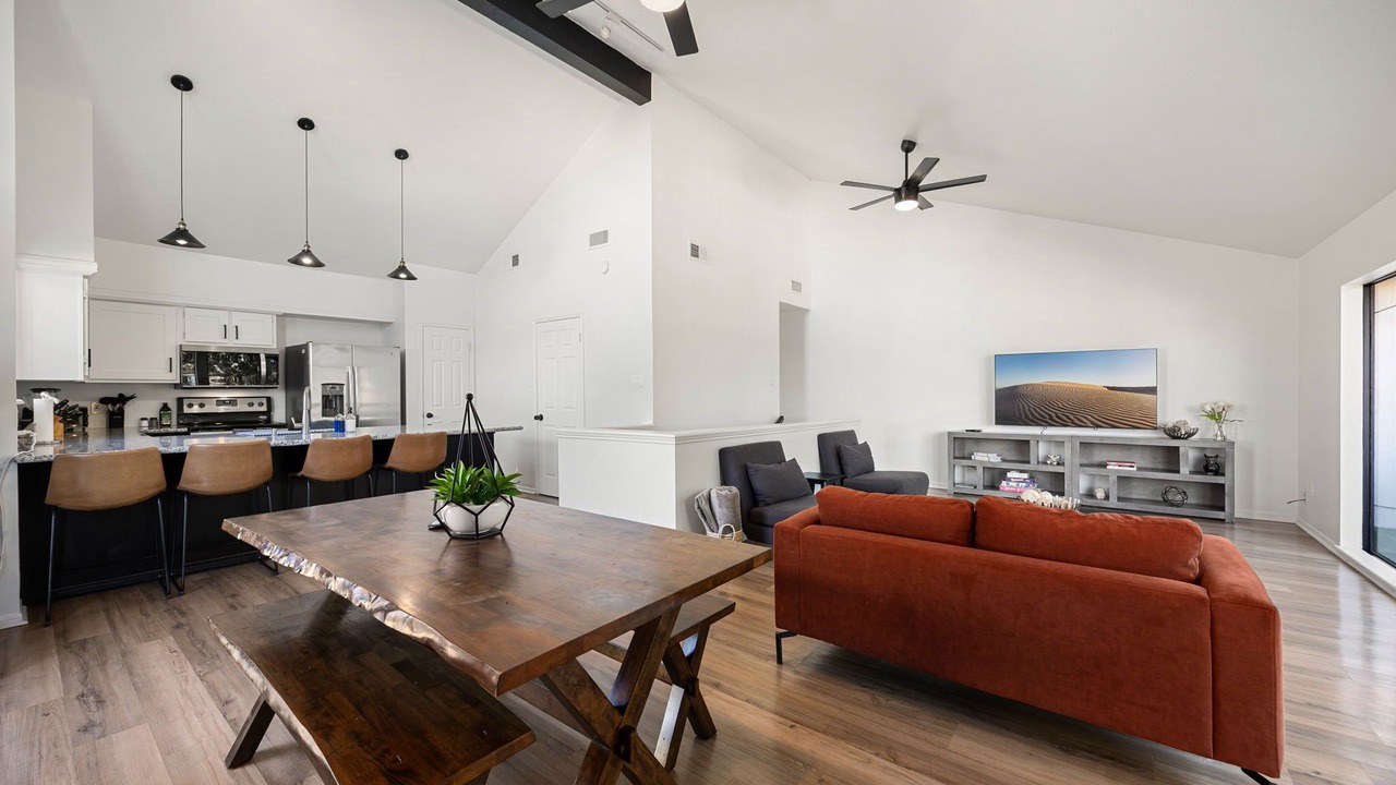 Photo of Livingroom in April Sound