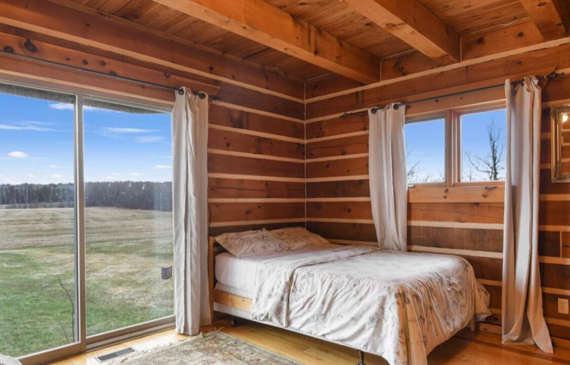 Photo of Bedroom in Front of Yonge