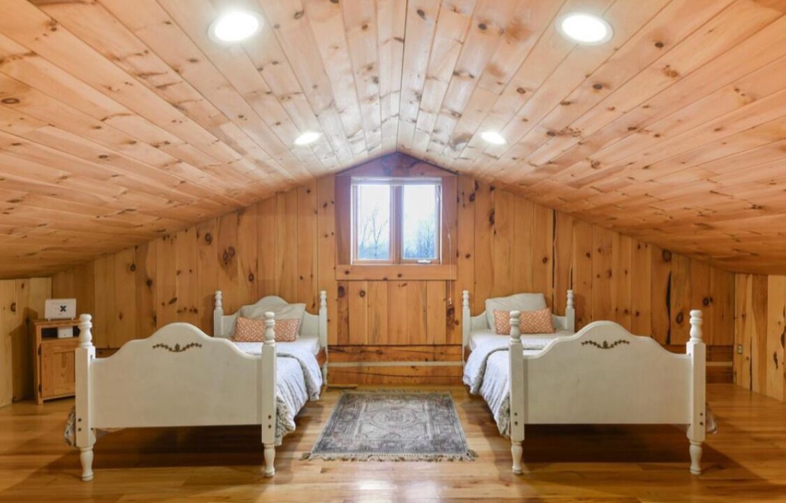 Photo of Bedroom in Front of Yonge