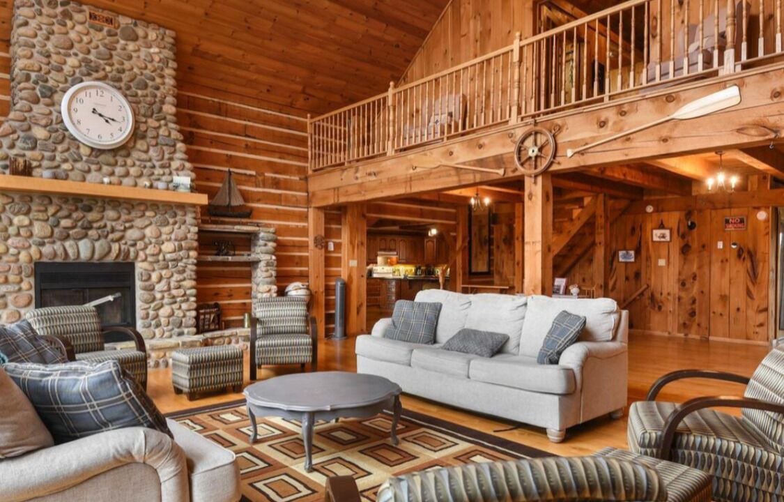 Photo of Livingroom in Front of Yonge
