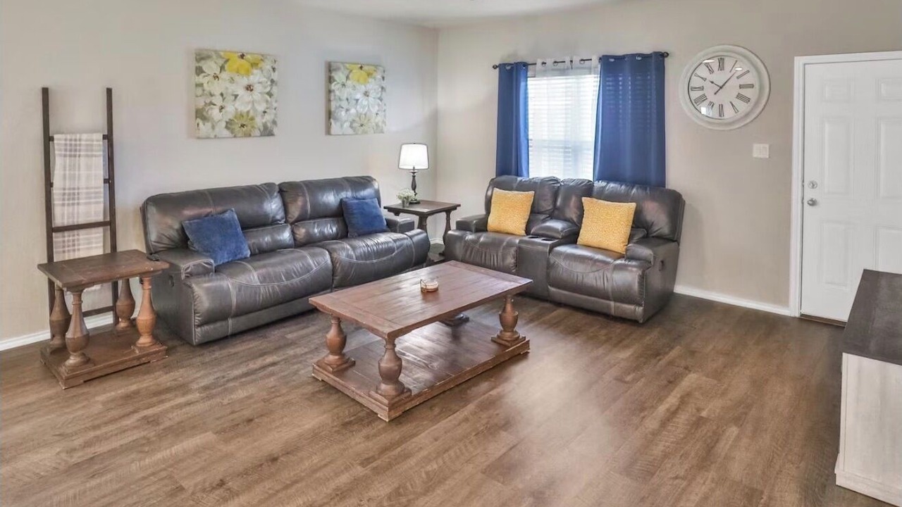 Photo of Livingroom in Elmendorf