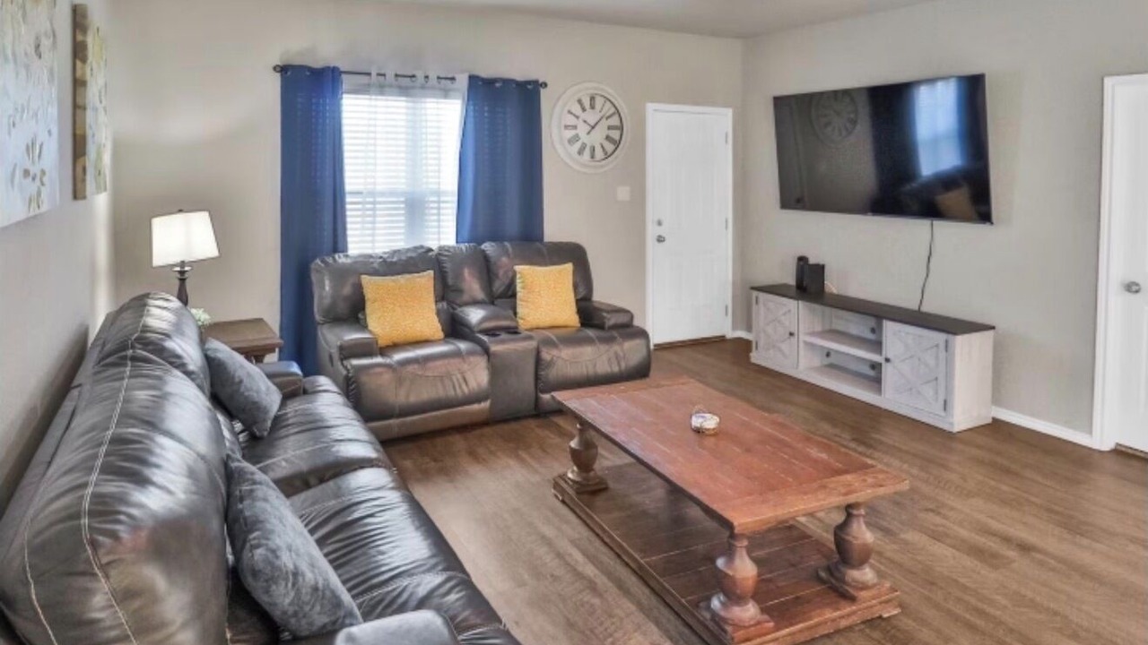 Photo of Livingroom in Elmendorf