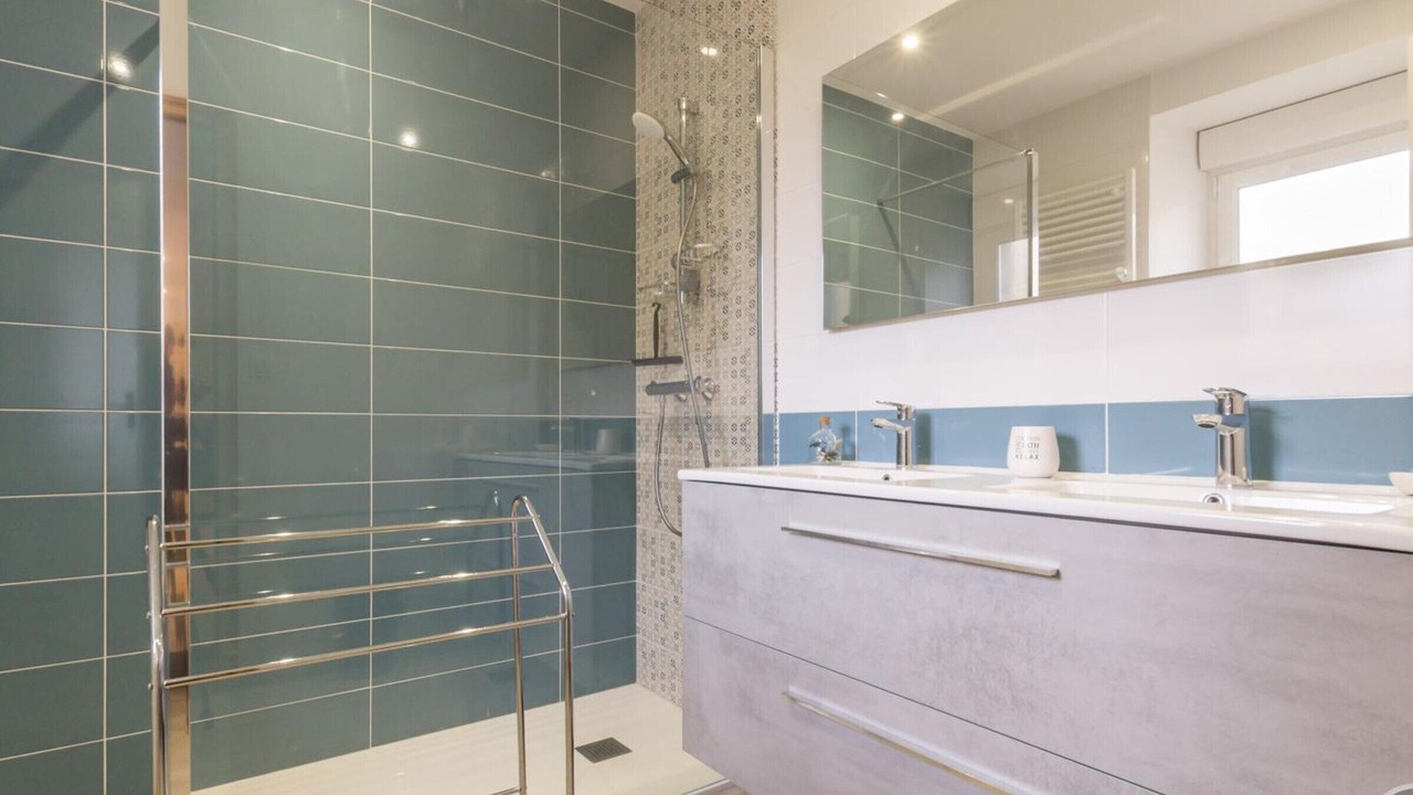 Photo of Bathroom in Cherence-le-Heron