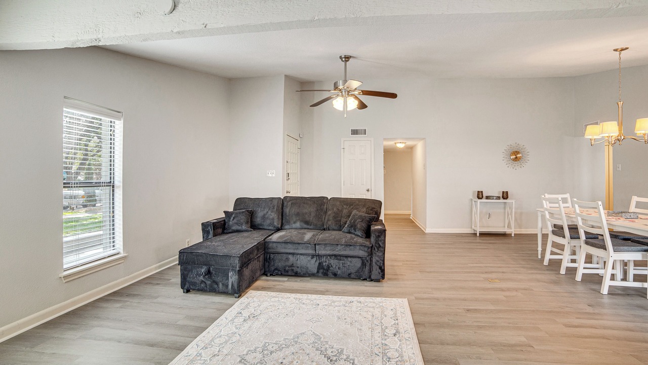 Photo of Livingroom in Northeast Carrollton