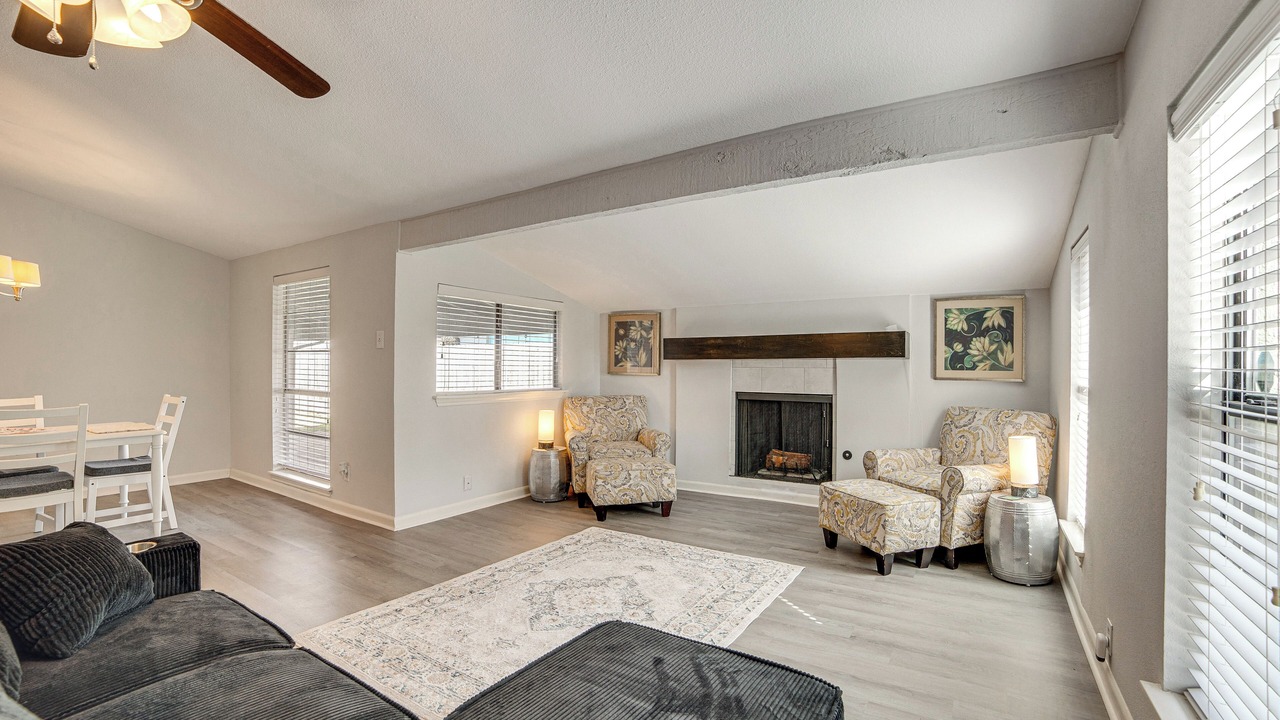 Photo of Livingroom in Northeast Carrollton