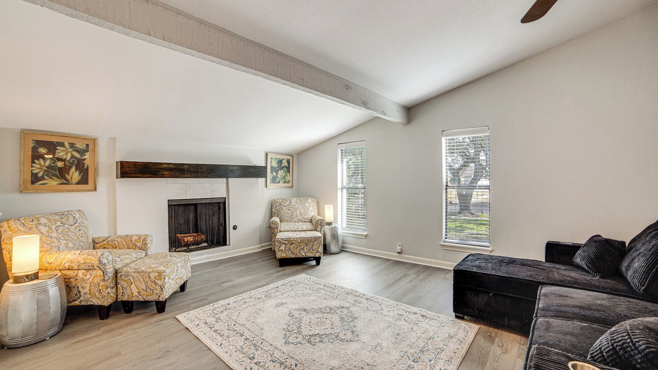 Photo of Livingroom in Northeast Carrollton