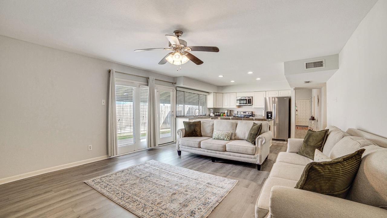Photo of Livingroom in Northeast Carrollton