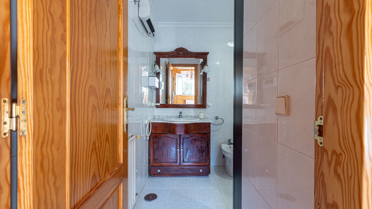 Photo of Bathroom in Los Angeles de San Rafael