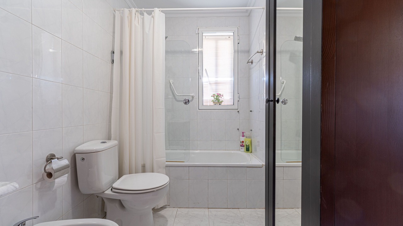 Photo of Bathroom in Los Angeles de San Rafael