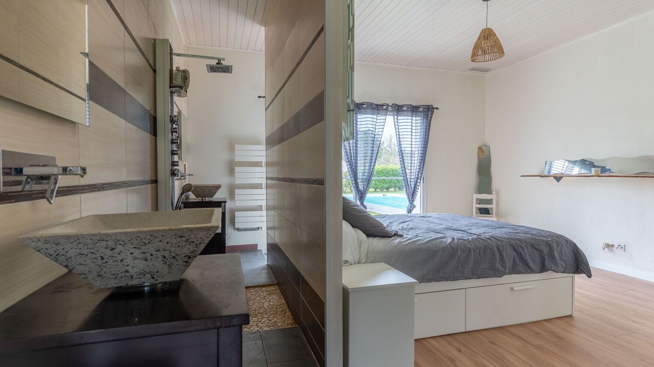 Photo of Bedroom in Parentis-en-Born