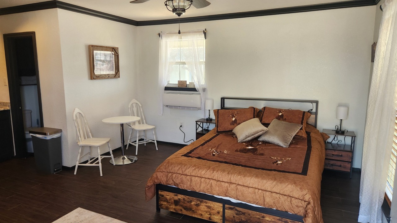 Photo of Bedroom in Leon Junction