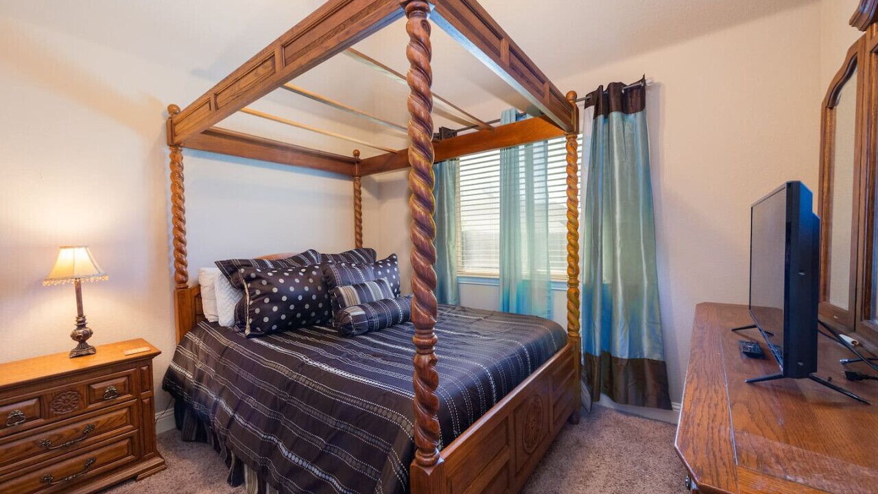 Photo of Bedroom in Crowley