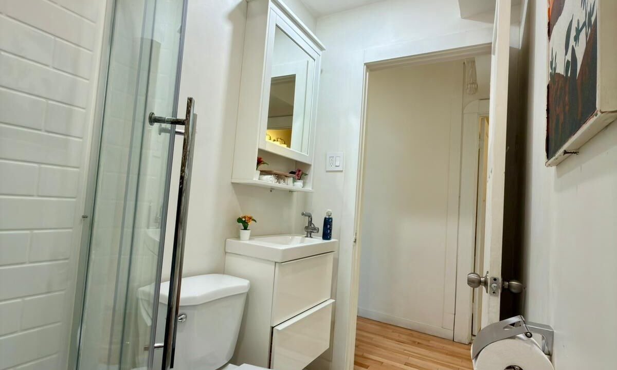 Photo of Bathroom in Cote-Des-Neiges—Notre-Dame-De-Grace