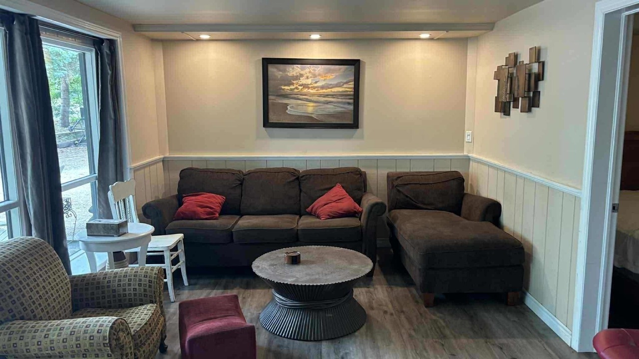 Photo of Livingroom in Grand Bend