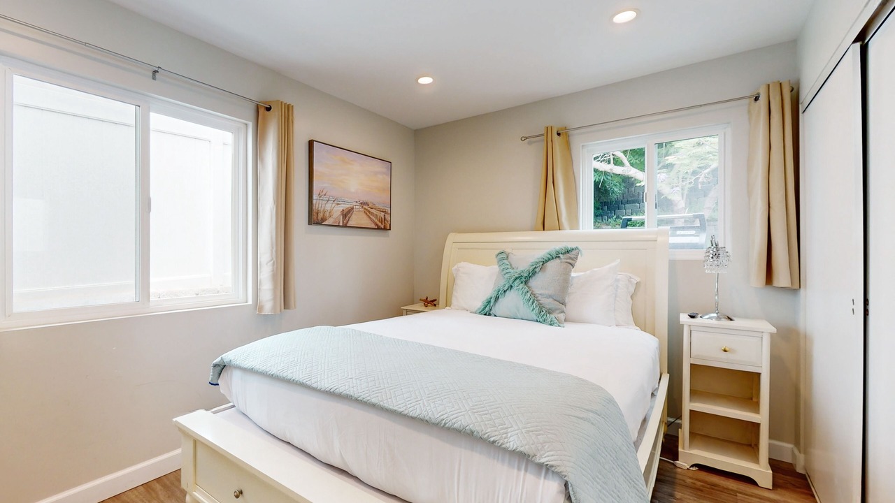 Photo of Bedroom in La Jolla Mesa