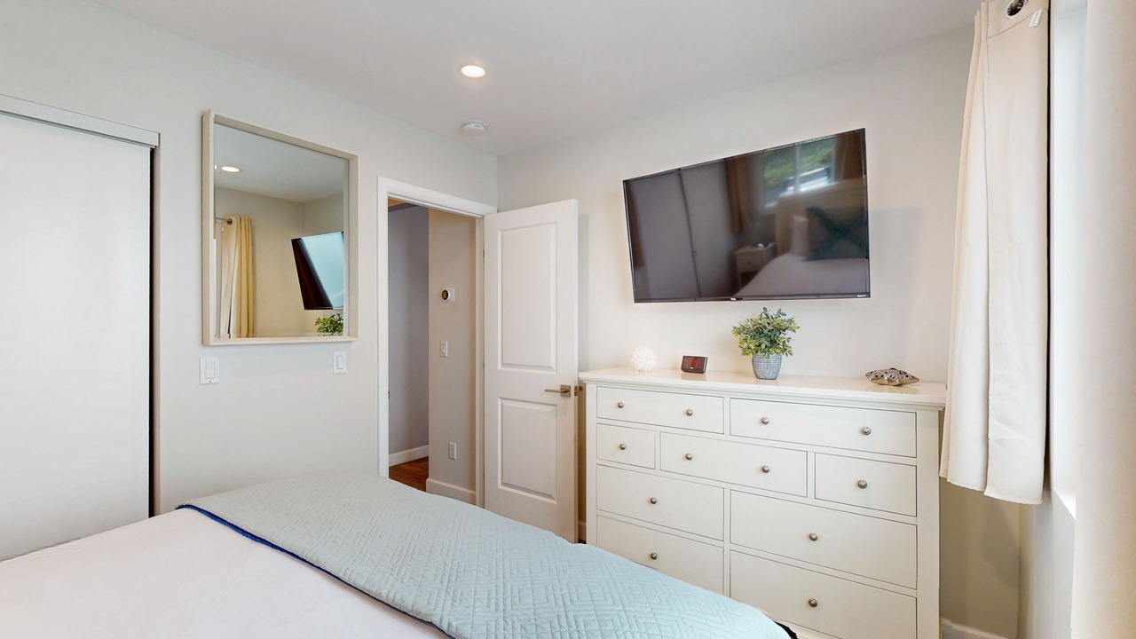 Photo of Bedroom in La Jolla Mesa
