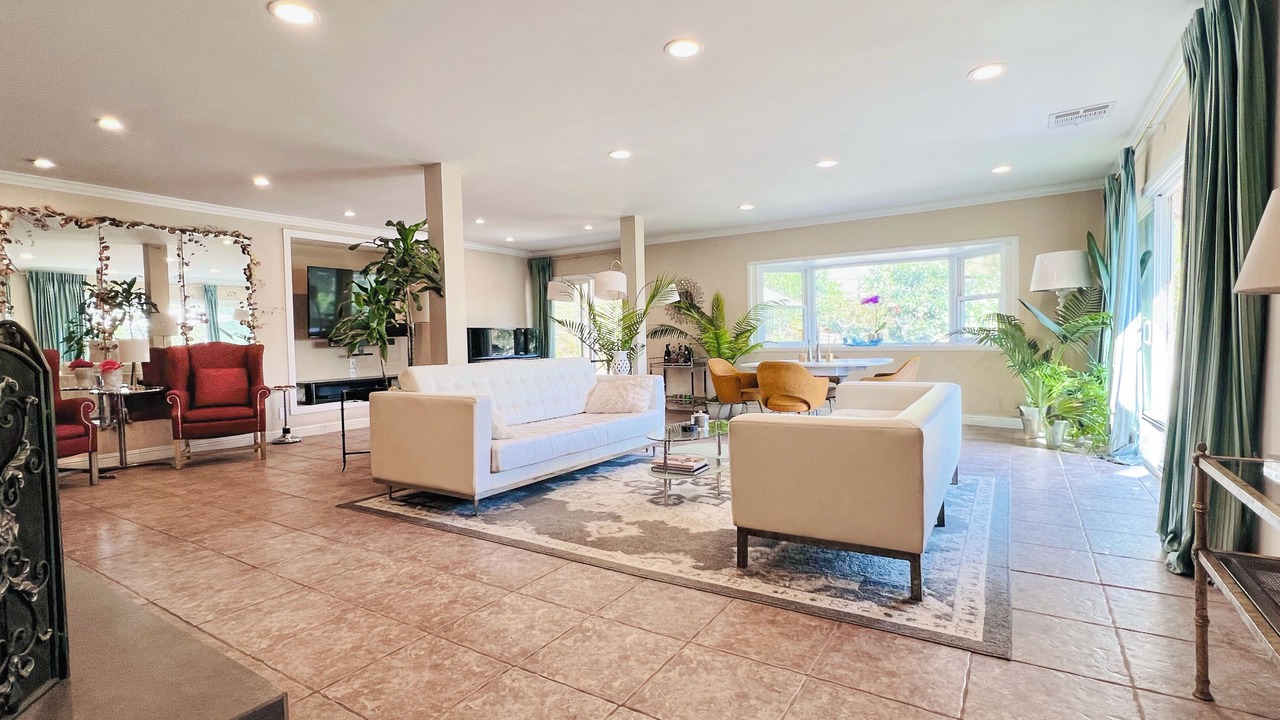 Photo of Livingroom in Shadow Hills