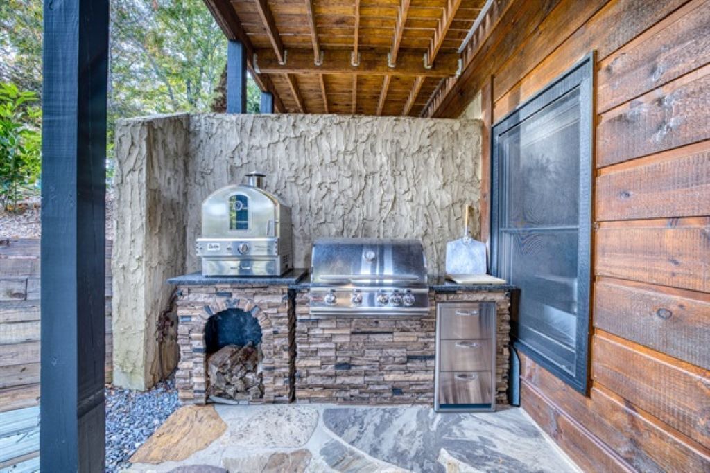 Photo of Patio Balcony in Cherry Log